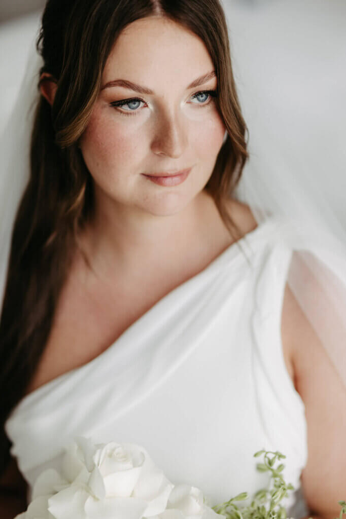 Portraitaufnahme der Braut beim Getting Ready in Brandenburg