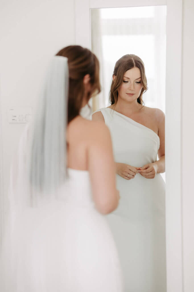 Braut im Spiegel beim Getting Ready