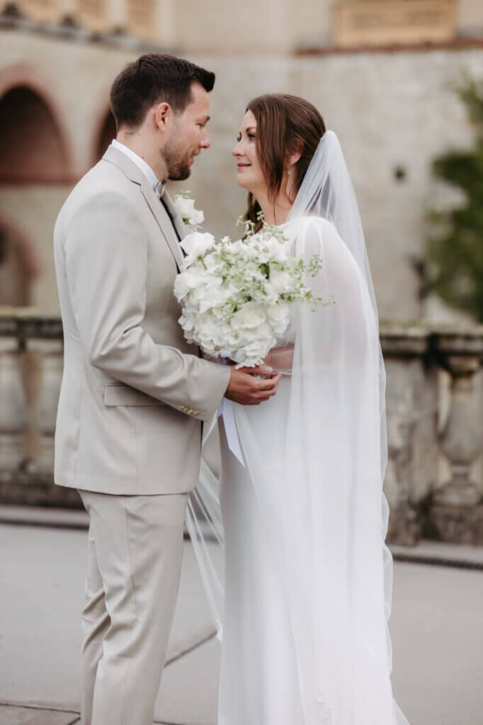 Innige Blicke beim First Look im Belvedere Pfingstberg