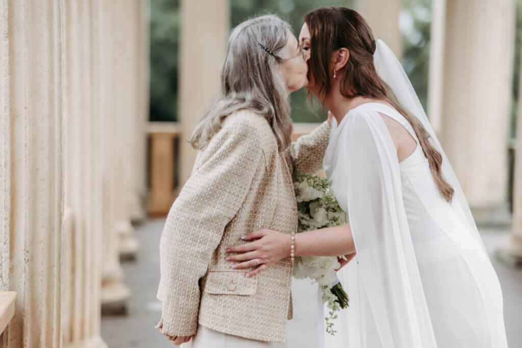 Braut und ihre Großmutter umarmen sich