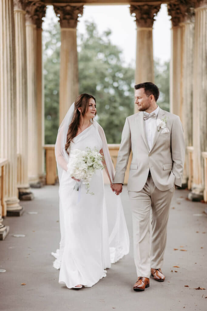 Hochzeitspaar läuft auf die Hochzeitsfotografin Potsdam zu