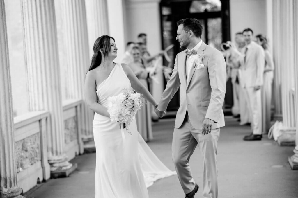 Lachendes Brautpaar Spalier