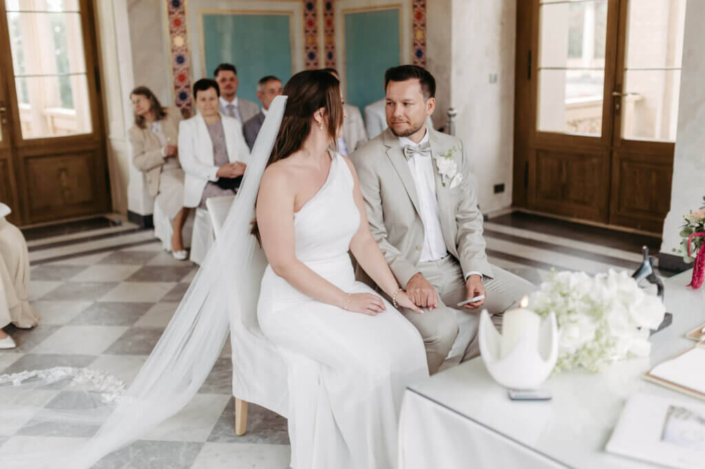 Hochzeitspaar schaut sich an während der Trauung in Potsdam