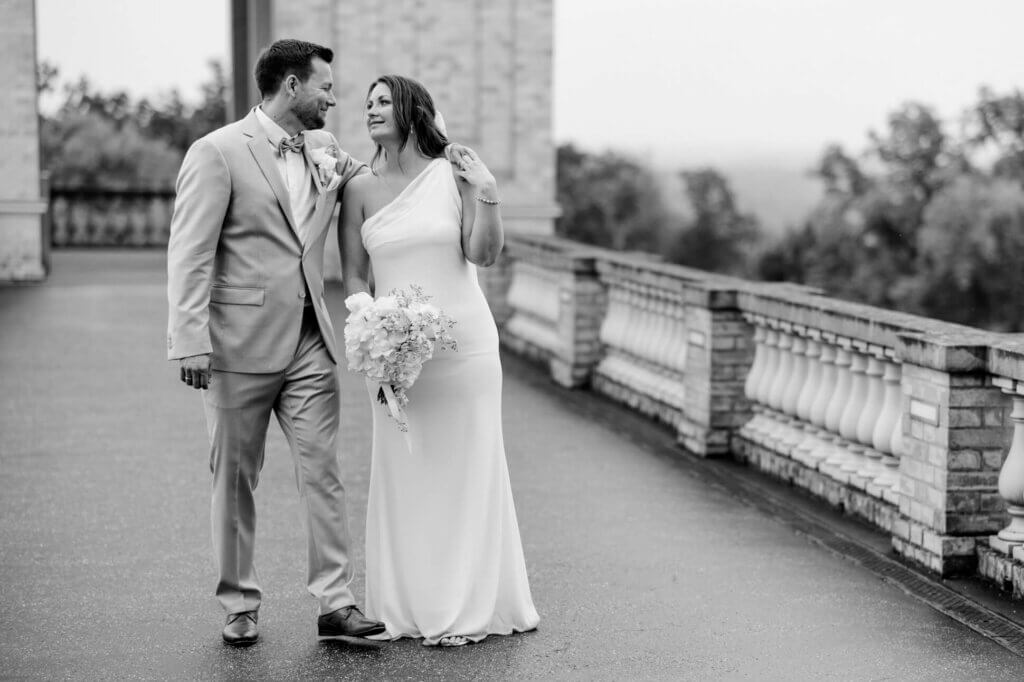 Umarmung und innige Blicke des Hochzeitspaares