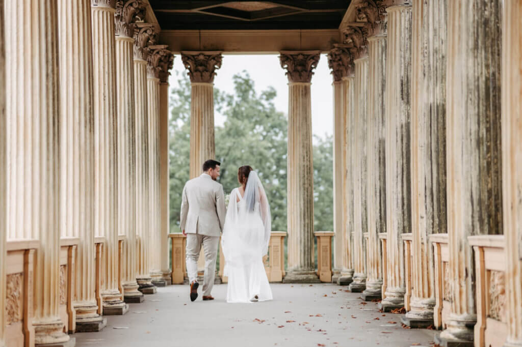 Brautpaar von hinten im Säulengang Belvedere Pfingstberg
