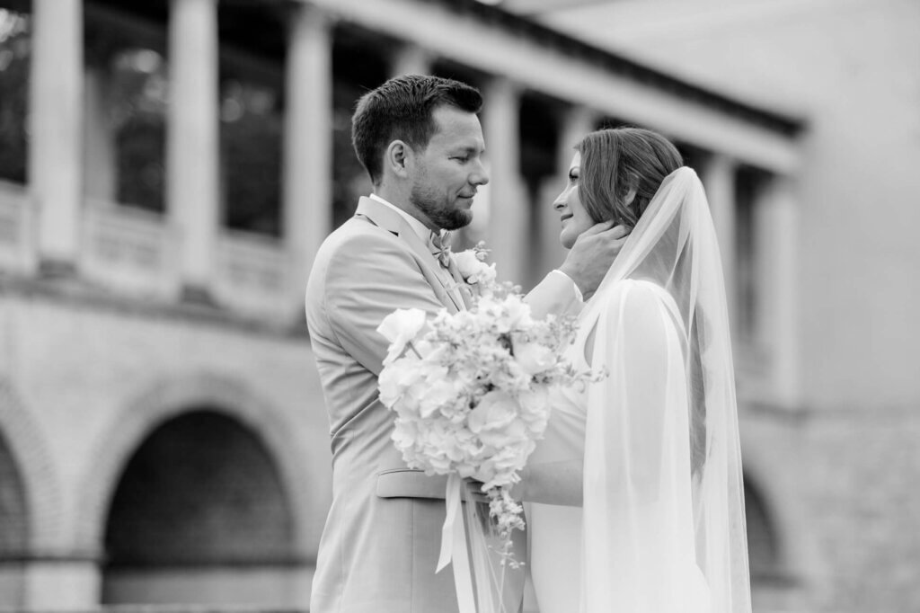 Das Hochzeitspaar sieht sich das erste Mal beim First Look