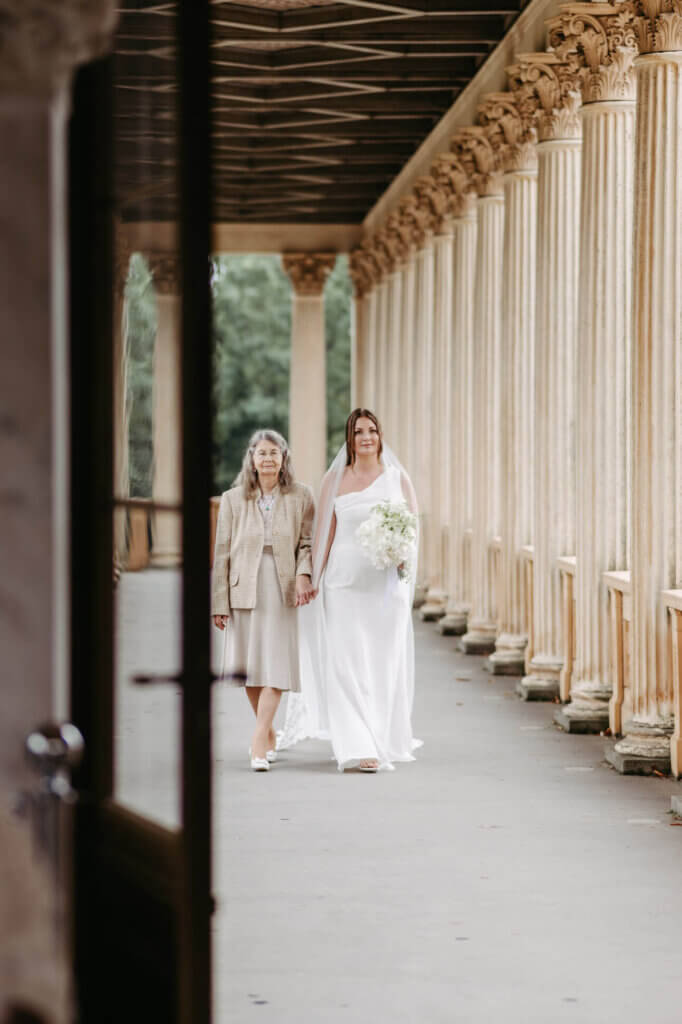 Braut und Großmutter schreiten zur Trauung