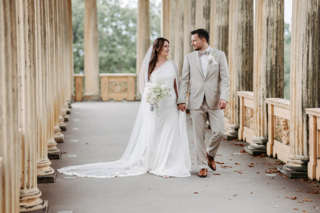 Das Brautpaar im Säulengang, ganz in sich versunken