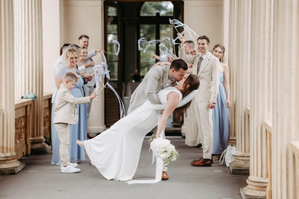 Ein filmreifer Kuss im Spalier