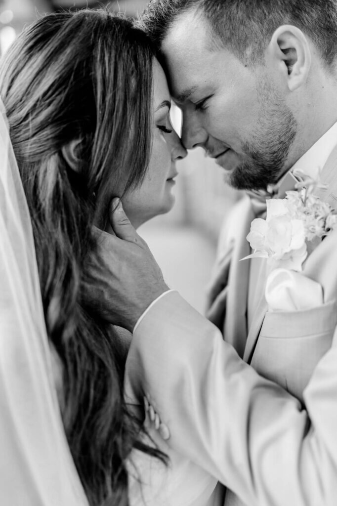 Das Hochzeitspaar Stirn an Stirn