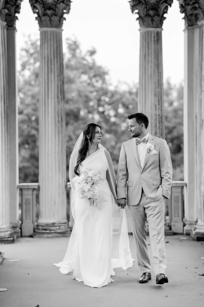 Das Brautpaar läuft den Säulengang entlang