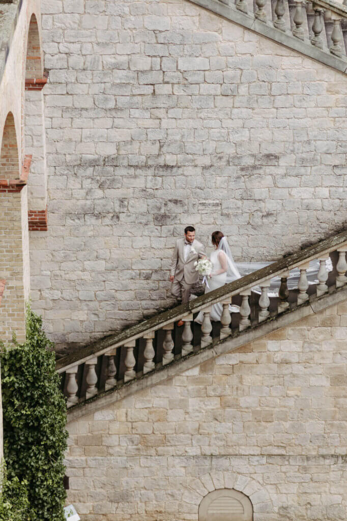 Toskanischer Flair mitten in Potsdam, Brautpaar schreitet Treppen hinab