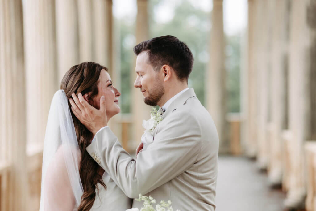 Liebevolle Geste des Bräutigams