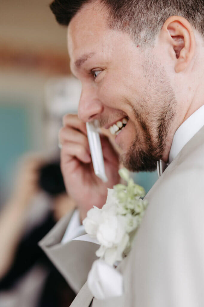 Bräutigam wischt sich bei der Trauung die Tränen weg