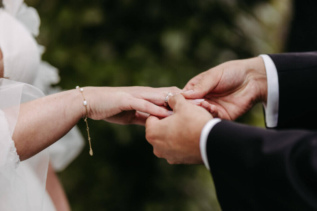 Das Anstecken des Ringes bei der freien Trauung Villa Zesch am See