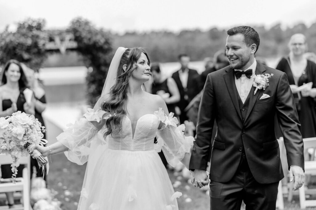 Das Brautpaar nach der freien Trauung Spalier Brandenburg, lacht sich an