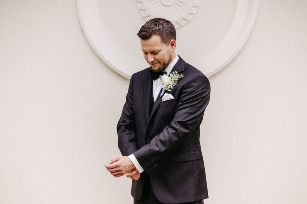 Der Bräutigam beim Getting Ready in der Villa Zesch am See