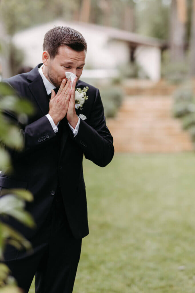 Bräutigam schnäuzt sich nach Freudentränen