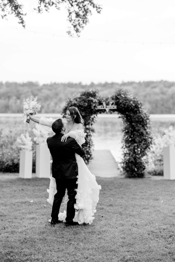 Das Brautpaar tanzt miteinander am See der Villa Zesch