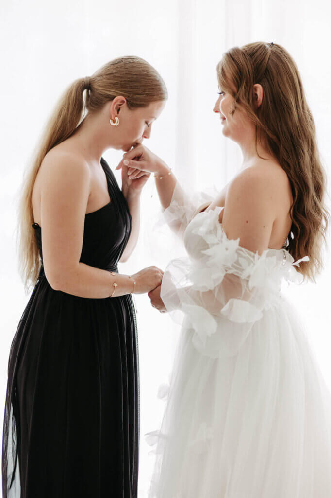 Inniger Moment der Braut und ihrer Schwester, Hochzeitsfotografin Brandenburg