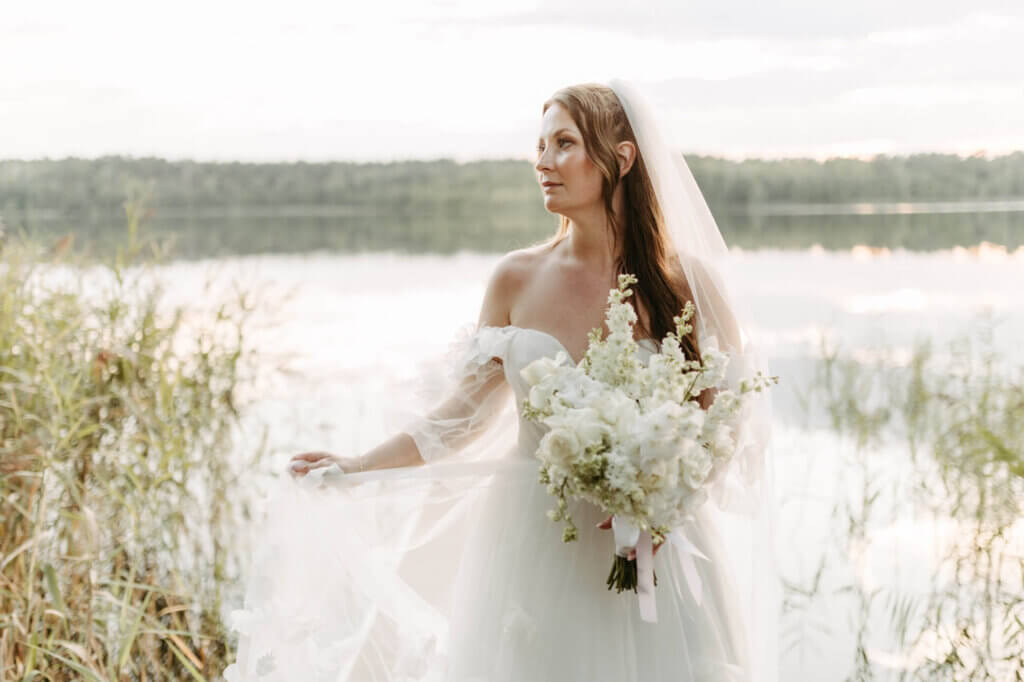 Die Braut am See auf dem Steg