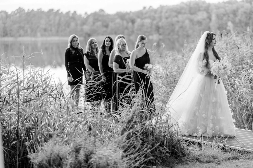 Die Braut und ihre Brautjungfern auf dem Steg der Villa Zesch am See