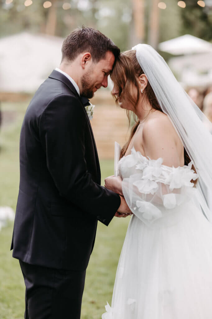Brautpaar Stirn an Stirn, weinend beim Ehegelübde der freien Trauung