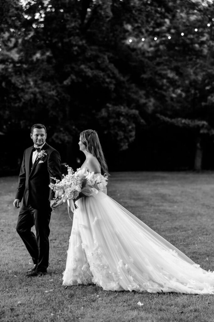 Hochzeitspaar läuft über die Wiese, Brandenburg