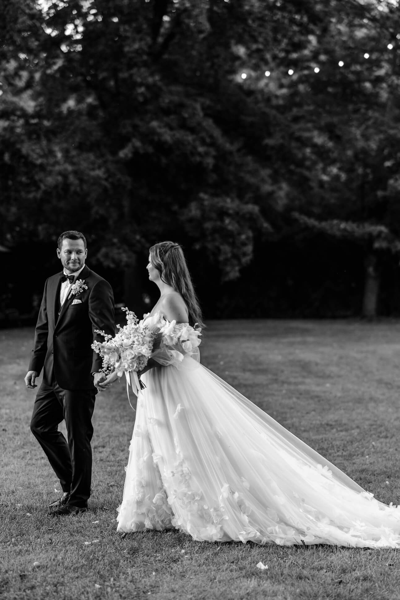 Hochzeitspaar läuft über die Wiese, Brandenburg