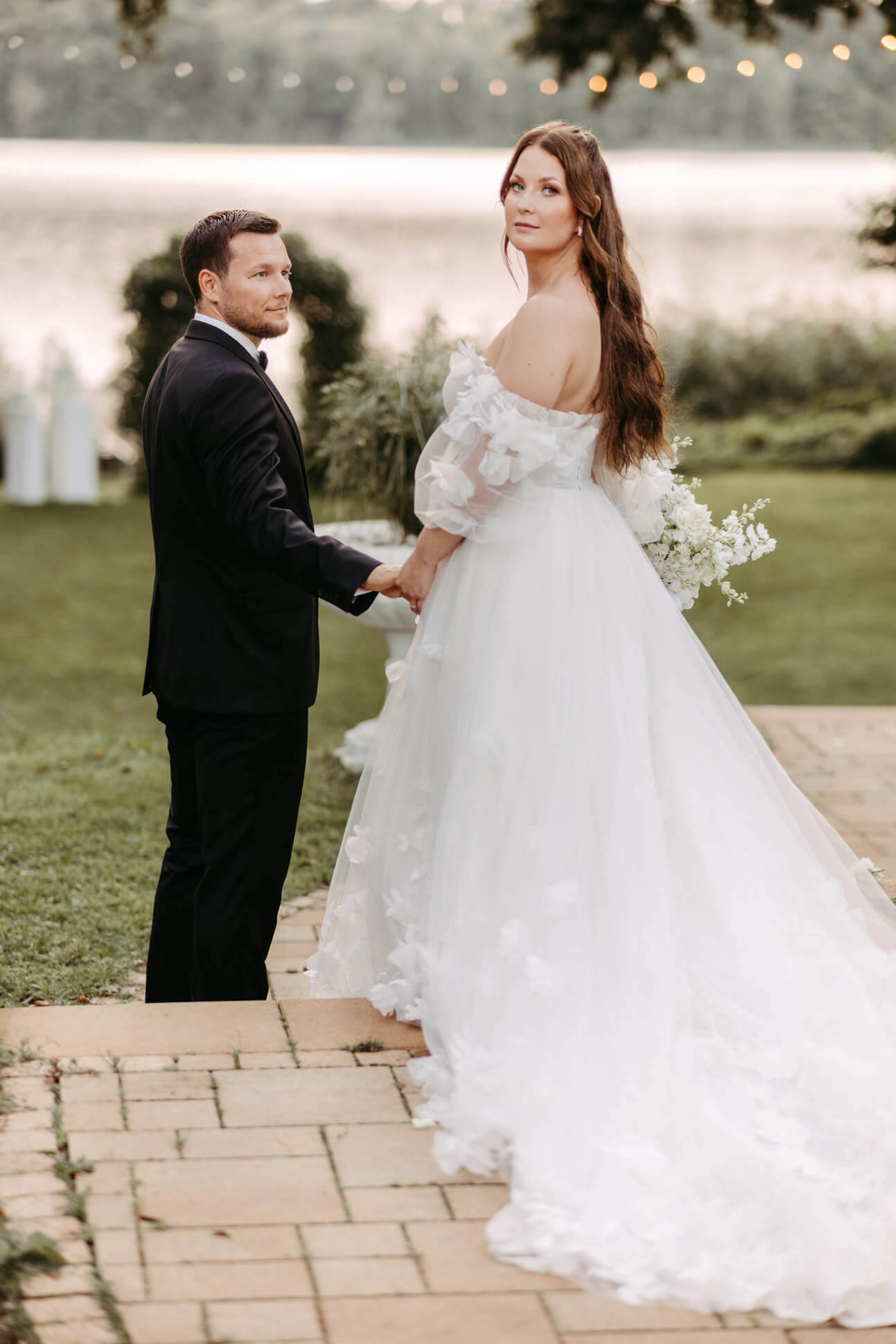 Braut und Bräutigam auf den Treppen vor dem See der Villa Zesch