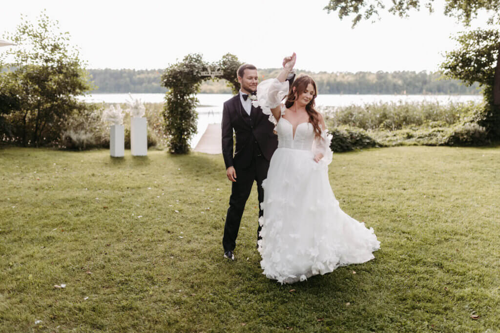 Tanzendes Brautpaar auf der Wiese der Villa Zesch in Brandenburg