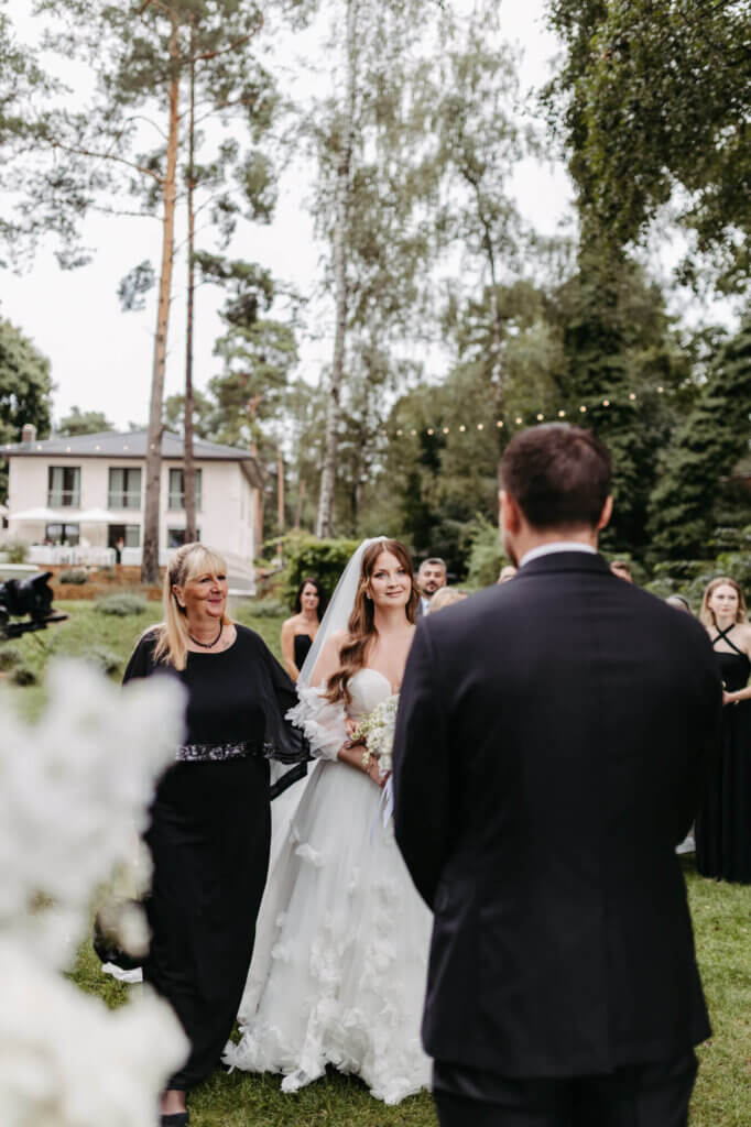 Der First Look bei der freien Trauung in der Villa Zesch am See