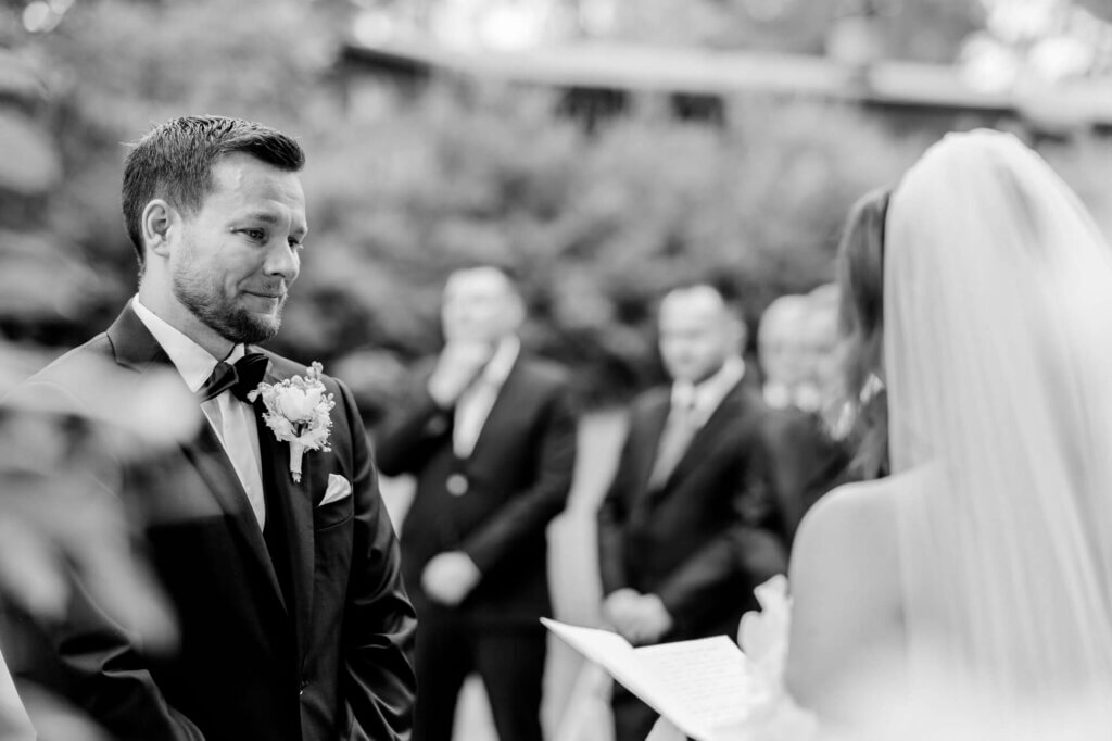 Weinender Bräutigam beim Ehegelübde