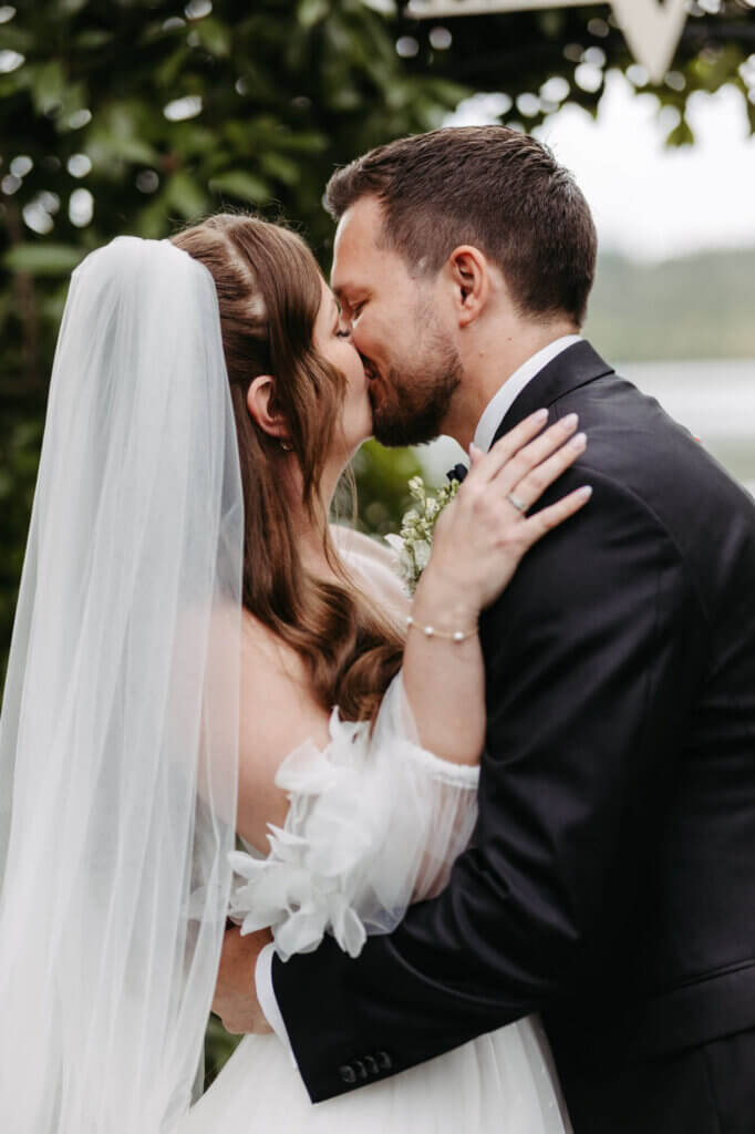 Der Kuss nach der Trauung Villa Zesch