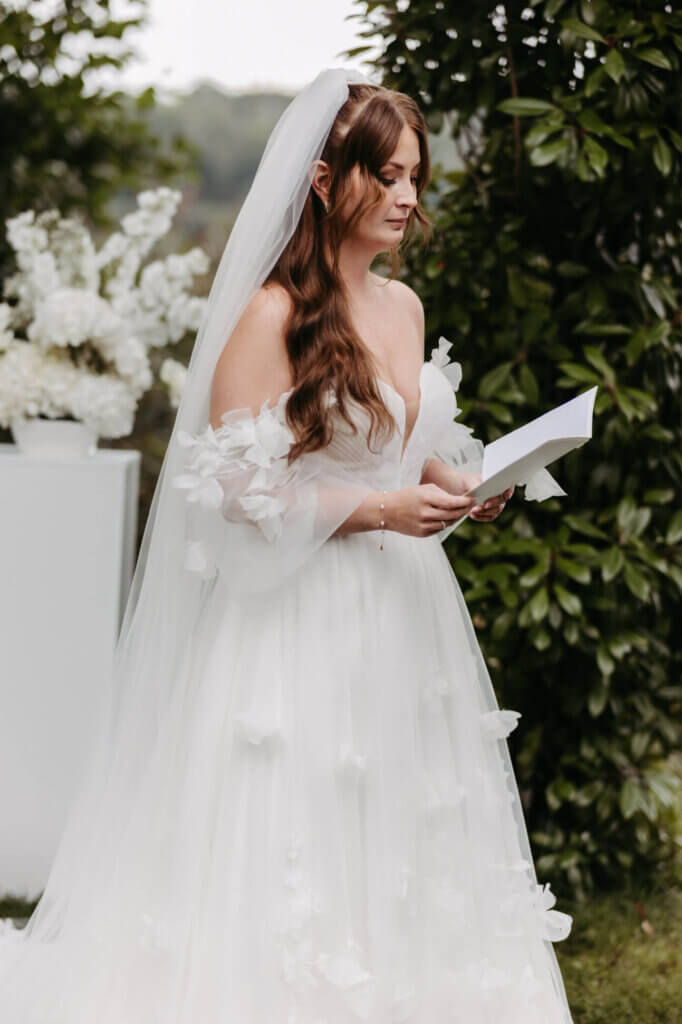 Die Braut liest das Ehegelübde bei der freien Trauung in Brandenburg