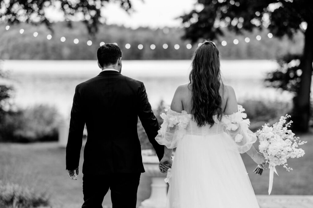 Brautpaar von hinten, Hand in Hand, Lichterbokeh