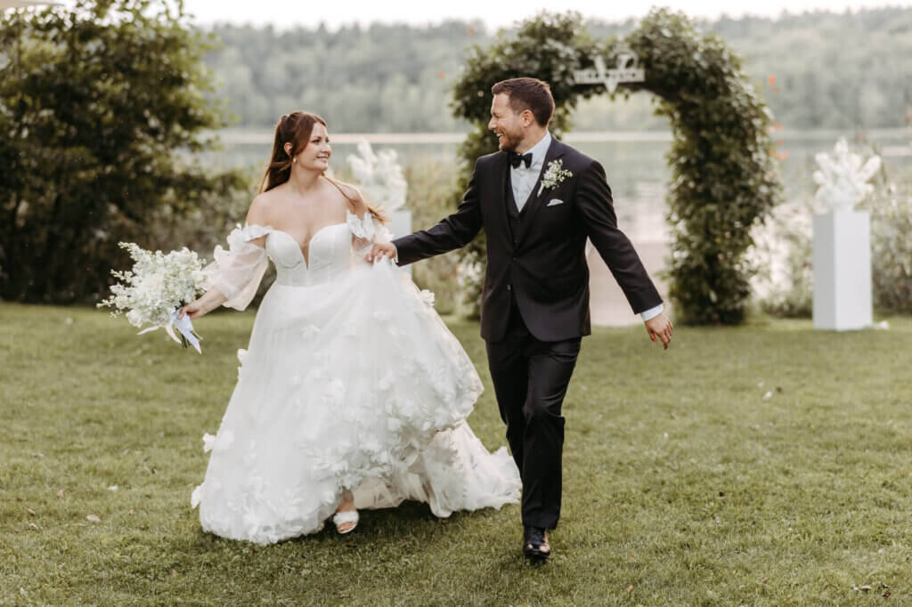 Brautpaar rennt auf die Hochzeitsfotografin Brandenburg zu