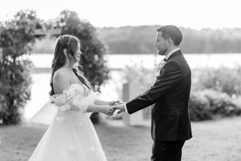 Das Brautpaar tanzt am See in Brandenburg