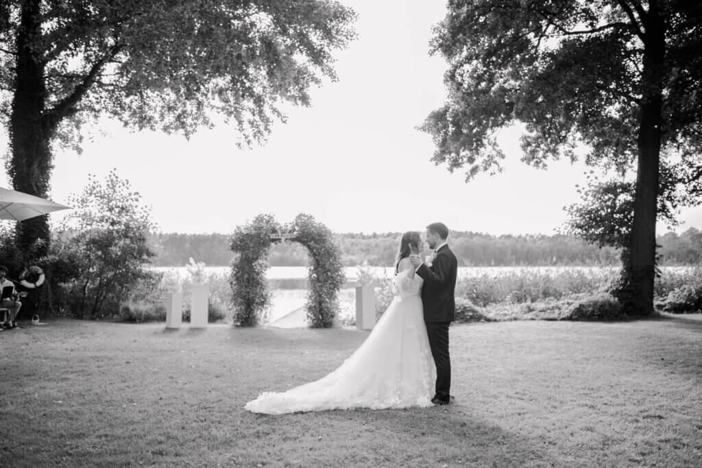 Tanzendes Brautpaar am See