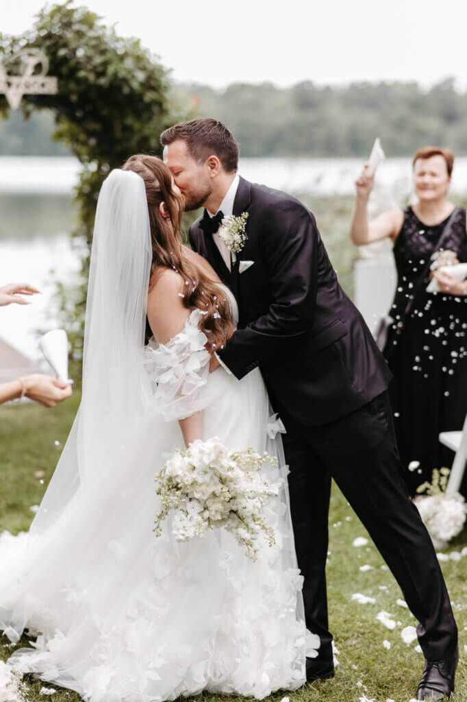 Filmreifer Kuss beim Auszug des Paares im Spalier