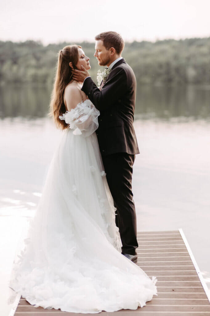 Paarfoto am See beim Fotoshooting mit der Hochzeitsfotografin Brandenburg
