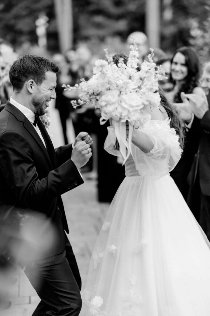 Das Brautpaar tanzt ausgelassen