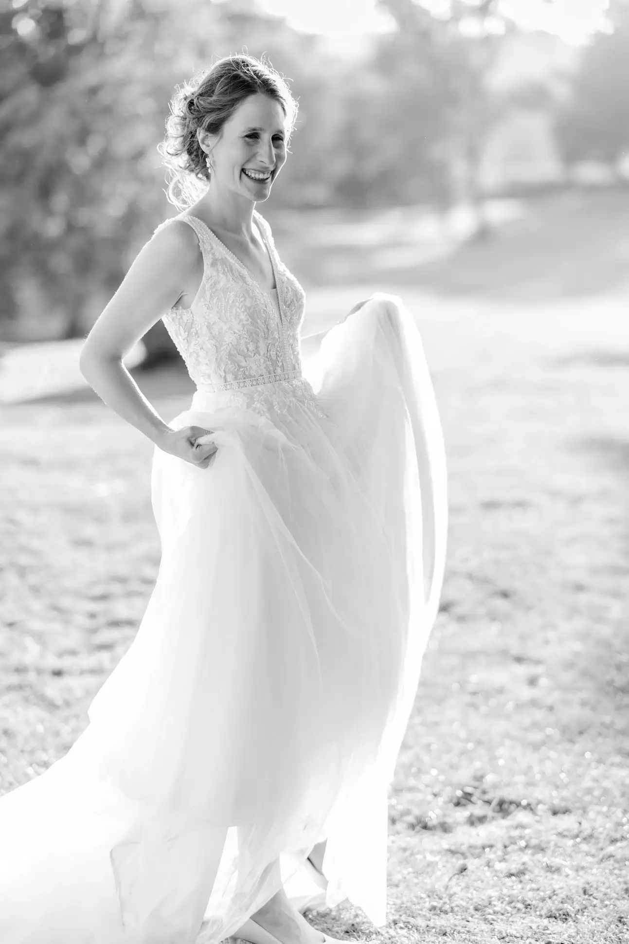 Braut tanzt im Abendlicht - schwarz weiß