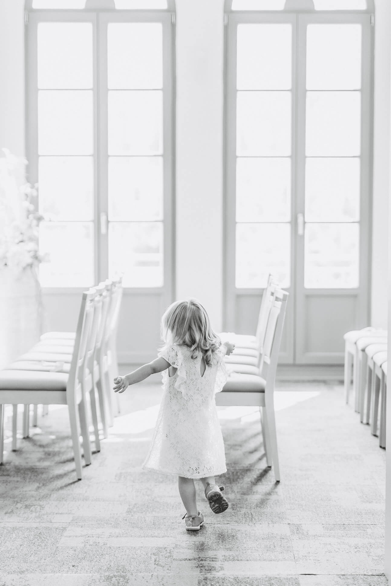 Kleines Mädchen tanzt ganz für sich völlig versunken im Trauzimmer des Standesamtes in Pasewalk
