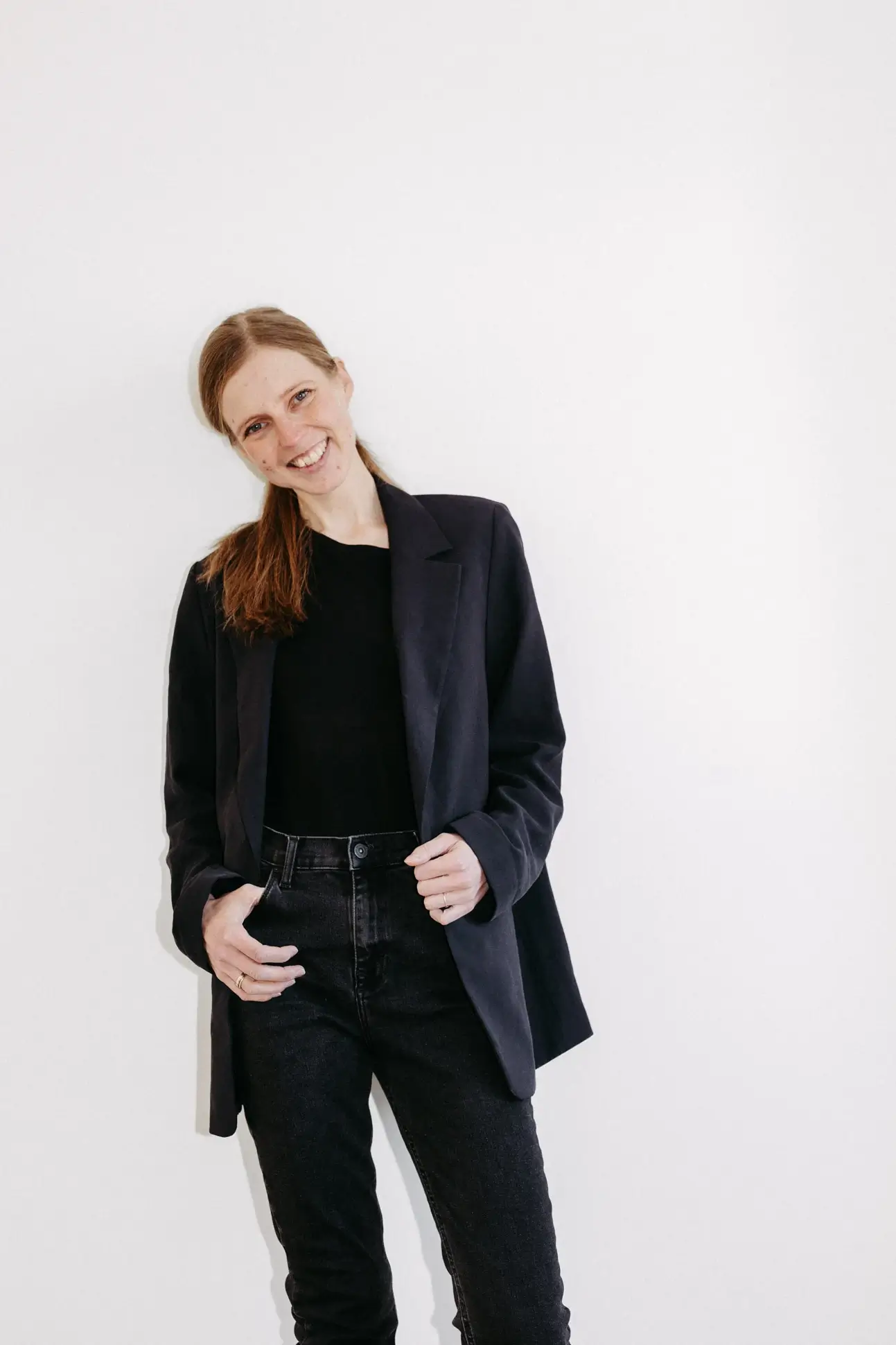 Bild von der Fotografin, lächeltin die Kamera