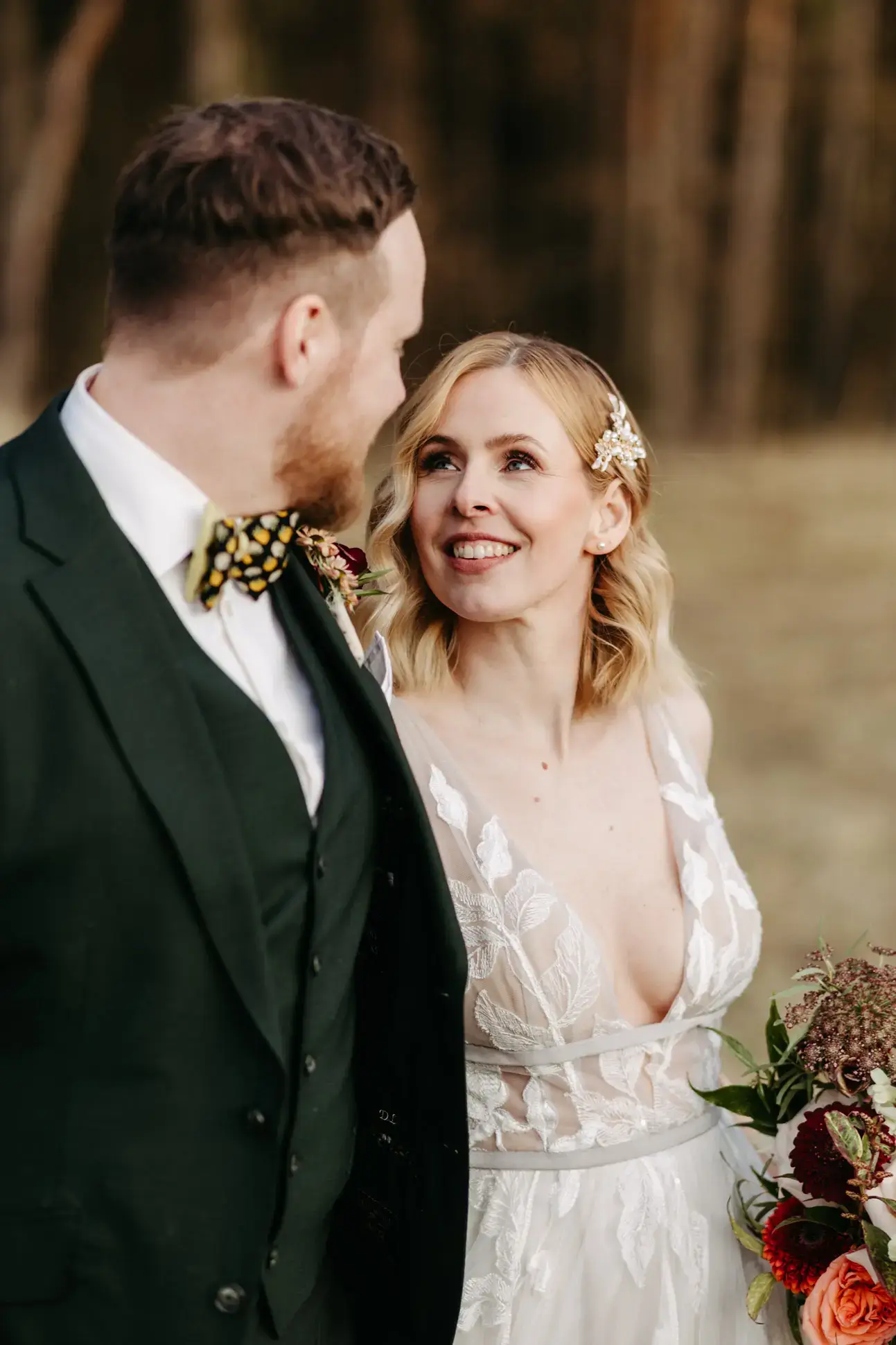 Braut und Bräutigam bei einem Spaziergang im Abendlicht