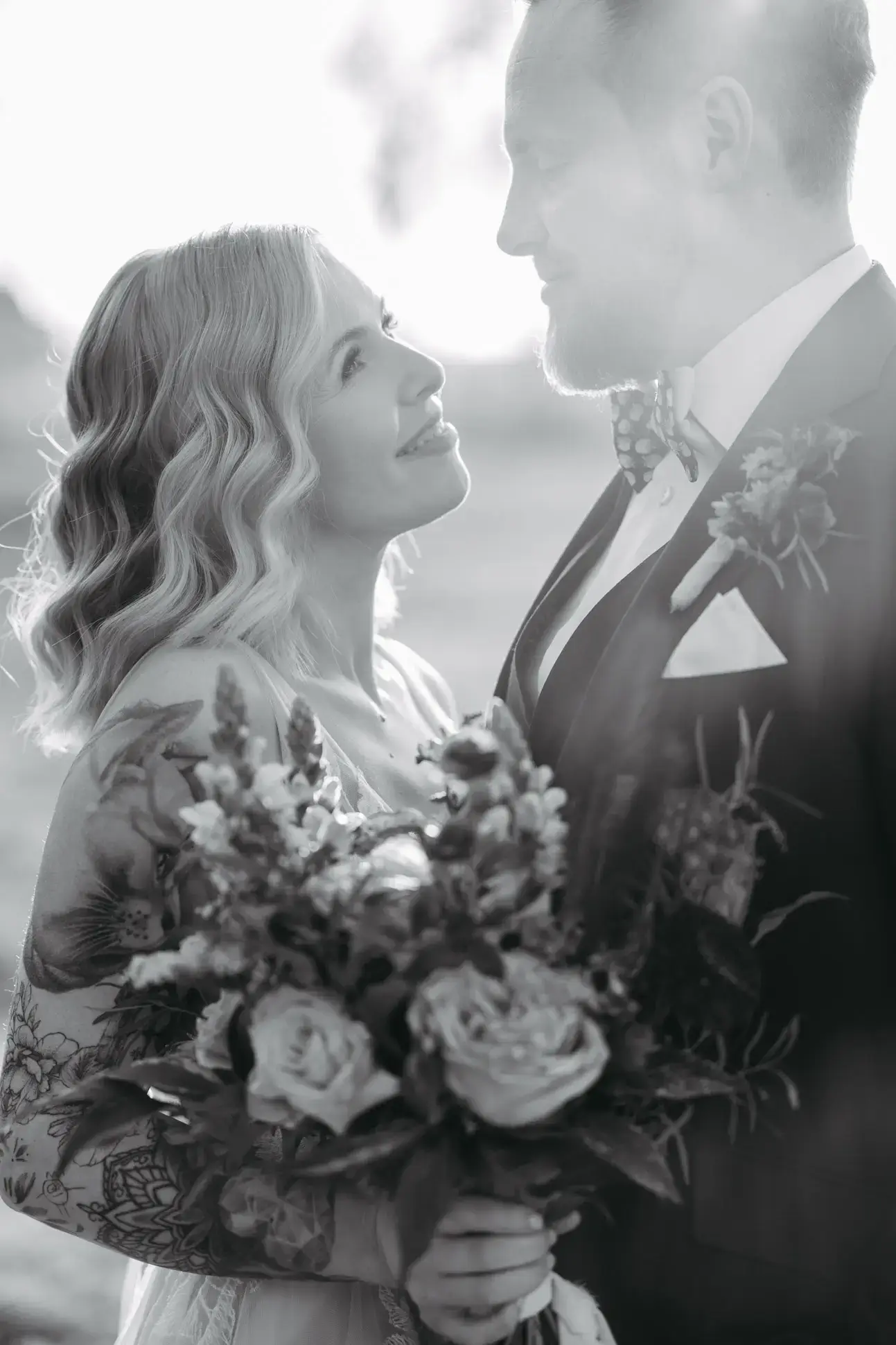 Braut und Bräutigam im Abendlicht in Brandenburg