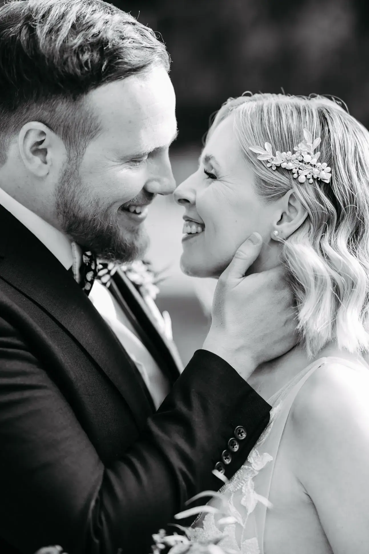 Das Brautpaar kurz vor einem liebevollen Kuss
