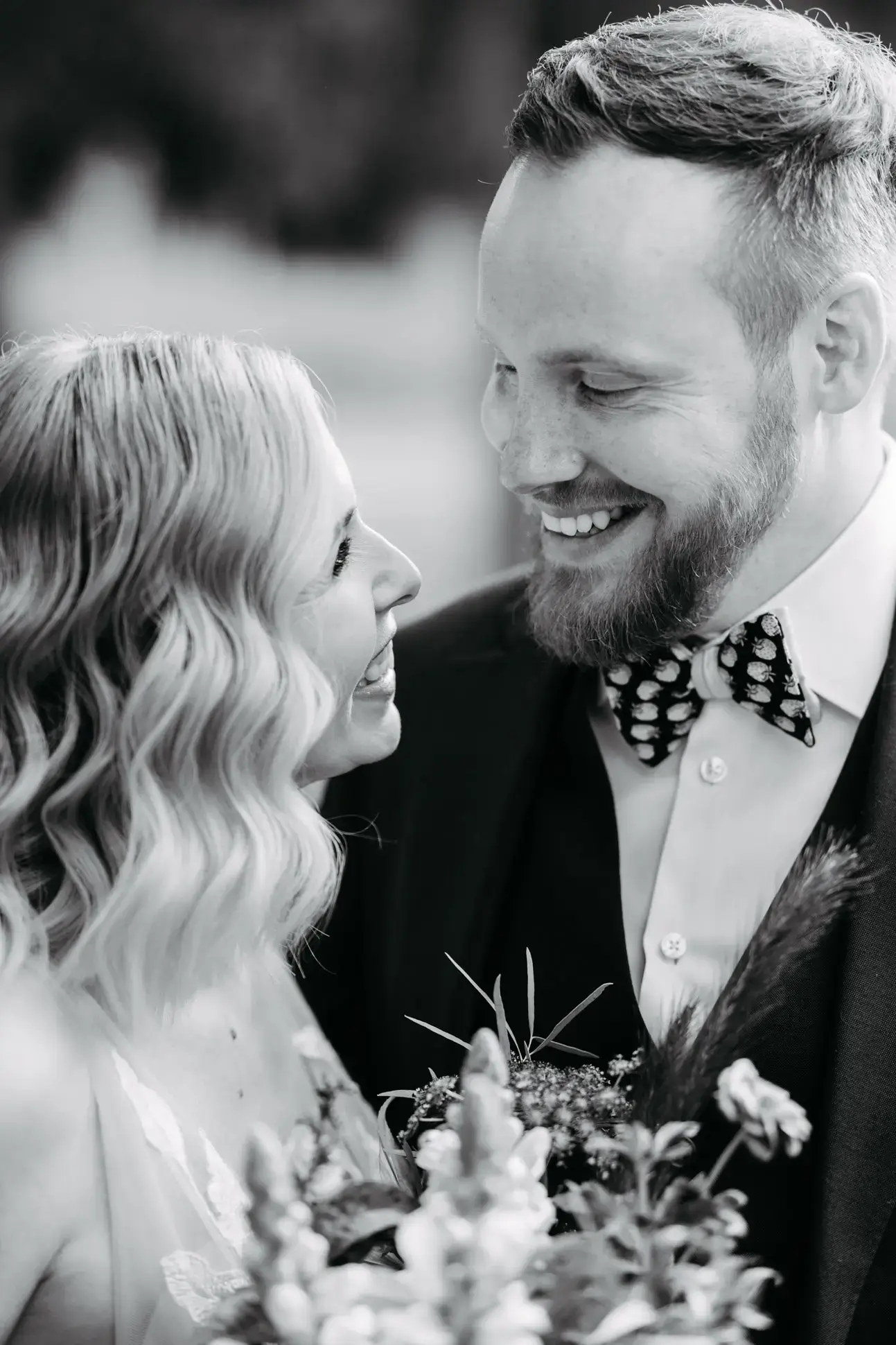 Das Hochzeitspaar in der Mühle Tornow, beide lächeln sich an