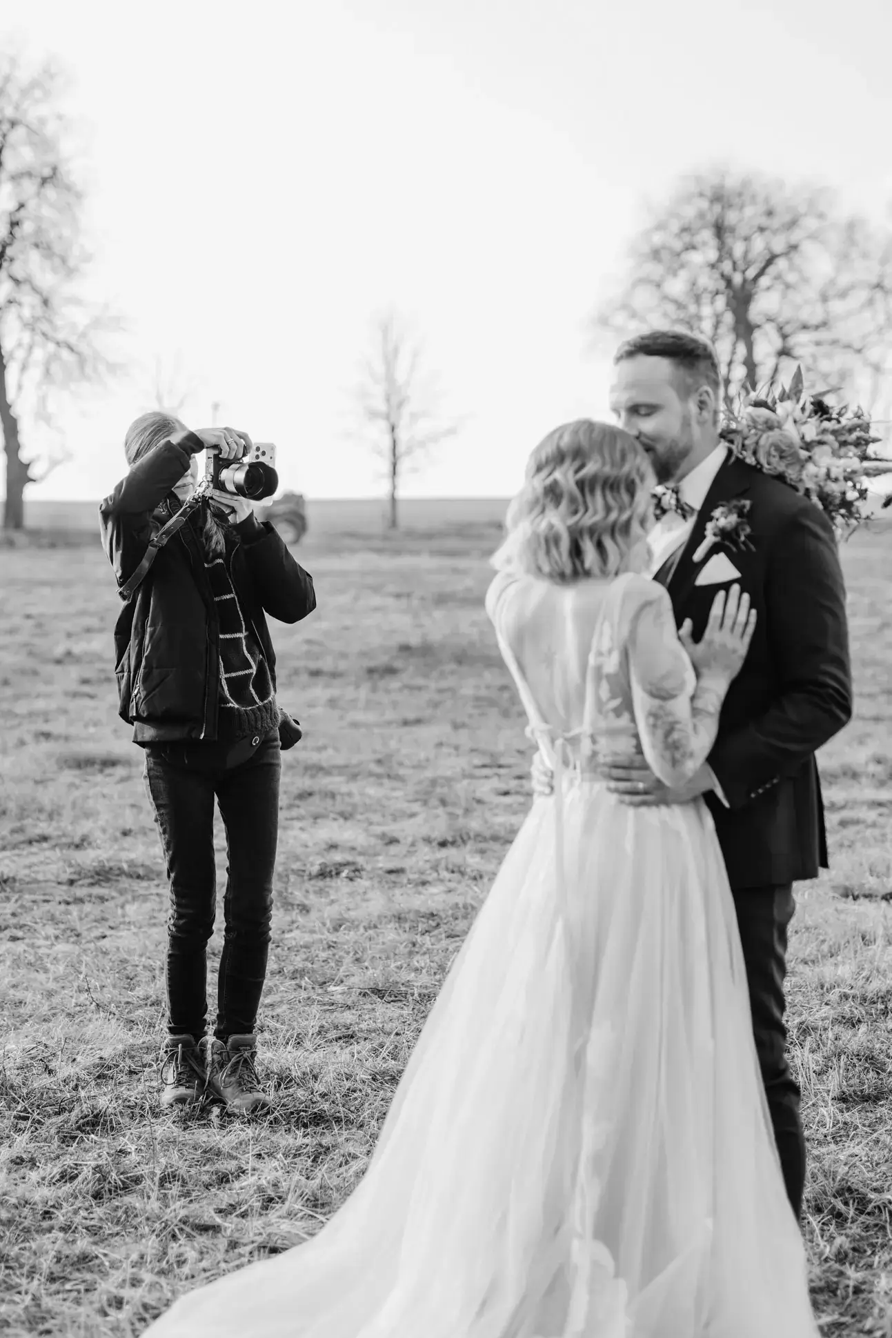 Foto von der Hochzeitsfotografin Mecklenburg-Vorpommern, wie sie ein Brautpaar fotografiert